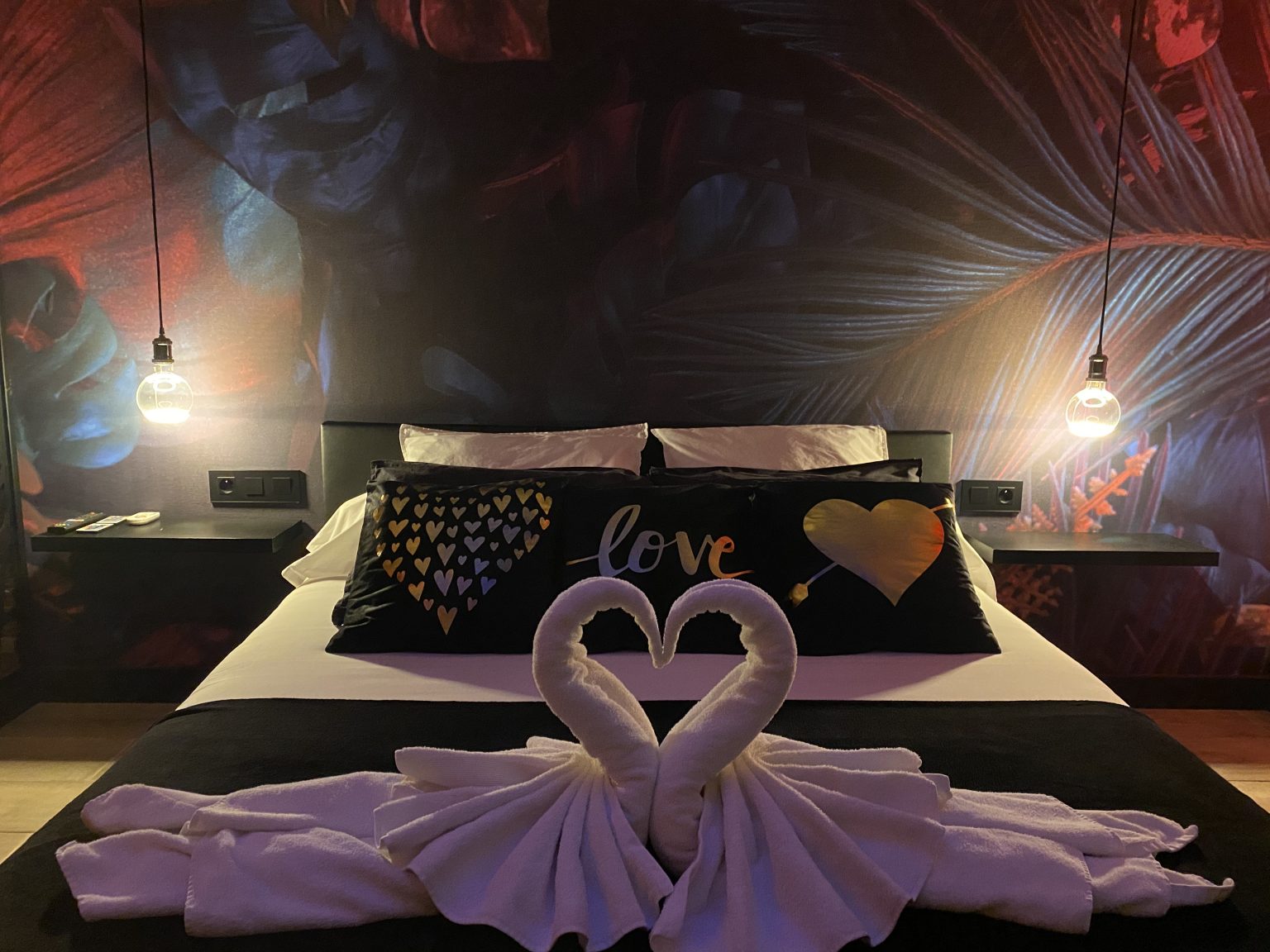 Chambre Romantique Avec Jacuzzi Privatif Dans Le Var - Love Room